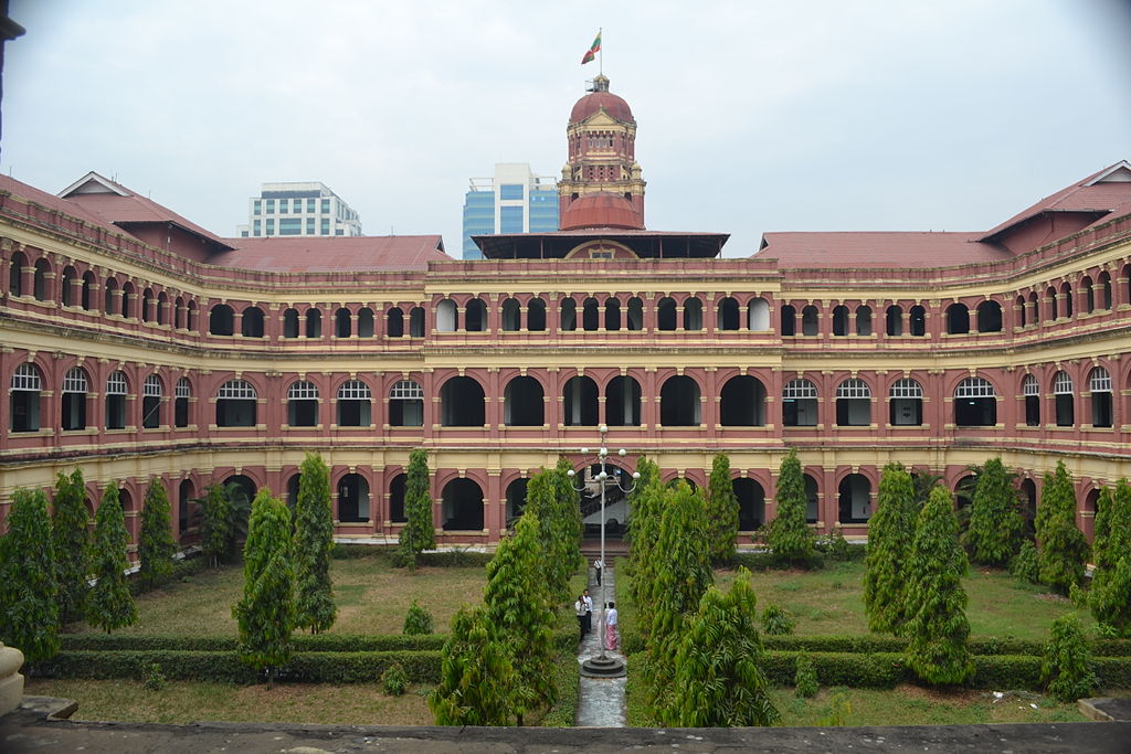 One side of the Square building, High Court Burma. Photo by Rockrangoon, taken 2 February 2012, via Wikimedia Commons. Licensed under CC BY-SA 3.0.
