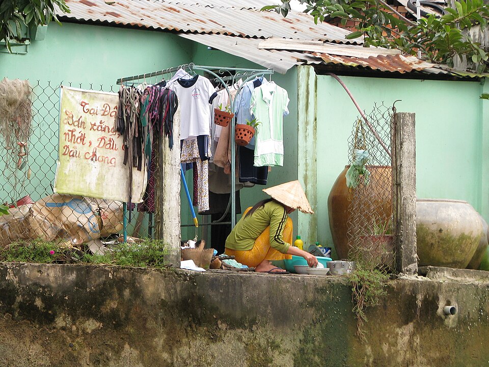 File:Vietnam 08 - 089 - washing dishes (3184881874).jpg