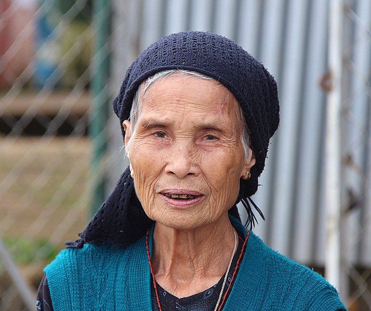 File:Old women in Vietnam.jpg