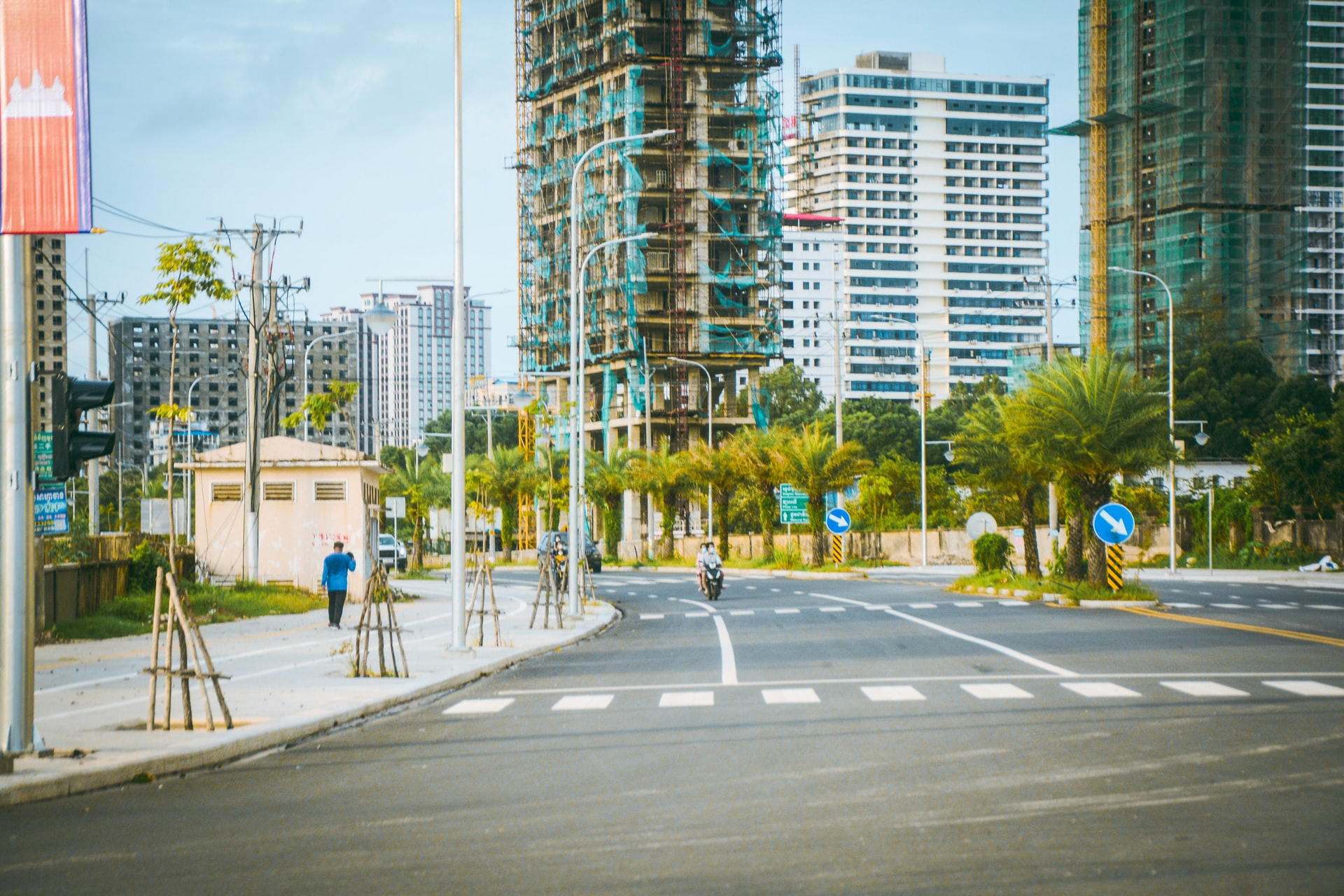 សំណង់អាគារនៅក្នុងខេត្តព្រះសីហនុ។ ថតរូបដោយ Sim Kimhort តាមរយៈ Unsplash.